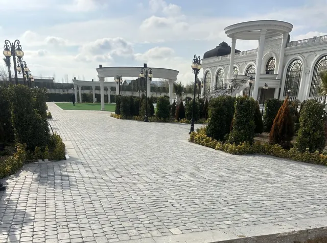 اجرای کف‌پوش بتنی کوبیک در محوطه