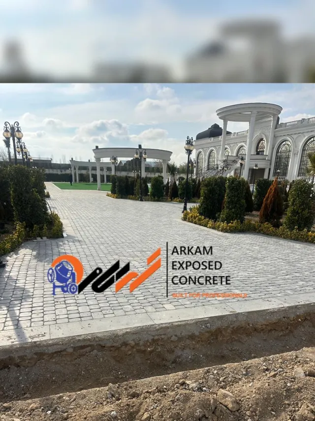 کف کوبیک بتنی محوطه تالار تک‌درخت در احمدآباد مستوفی